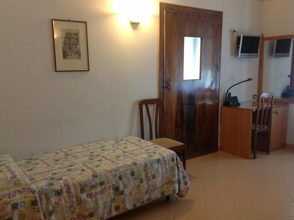 Hotel Castello Месане Стая снимка